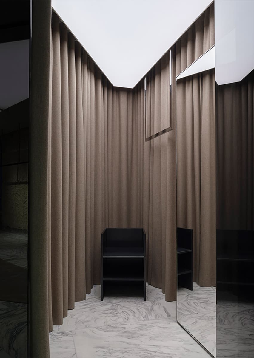 Новый фланманский бутик Saint Laurent в Париже