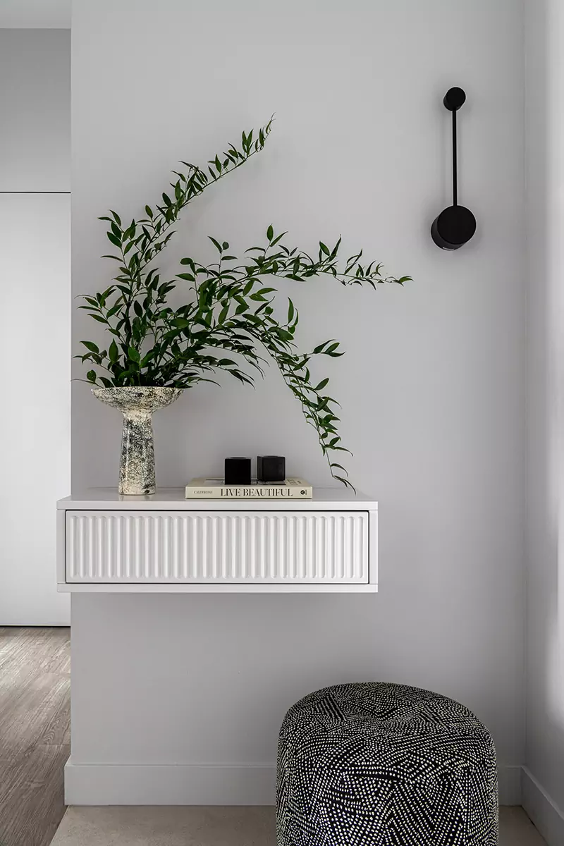 Лаконичные круги и зеленые растения в интерьере квартиры с природными фактурами — проект студии DIB.Interiors