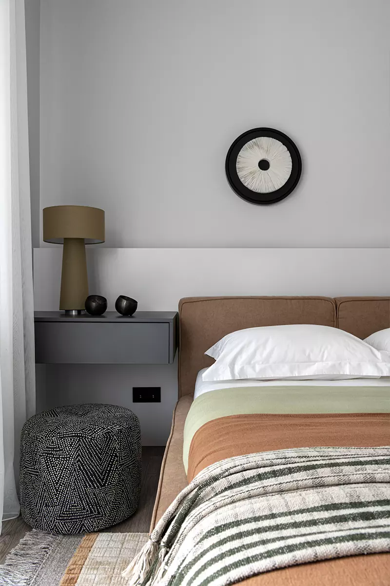 Лаконичные круги и зеленые растения в интерьере квартиры с природными фактурами — проект студии DIB.Interiors