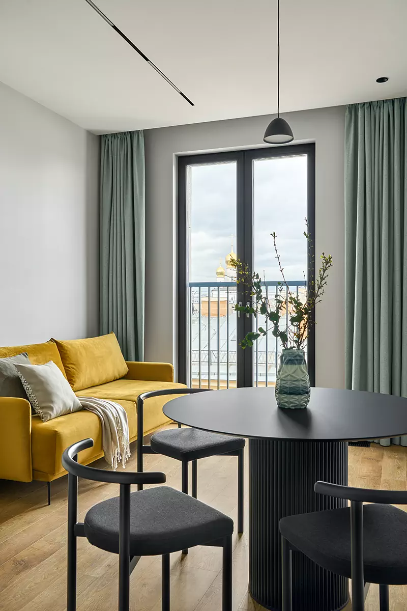 Морская синева и оттенки солнца в интерьере небольшой петербургской квартиры — проект Светланы Мамаенко