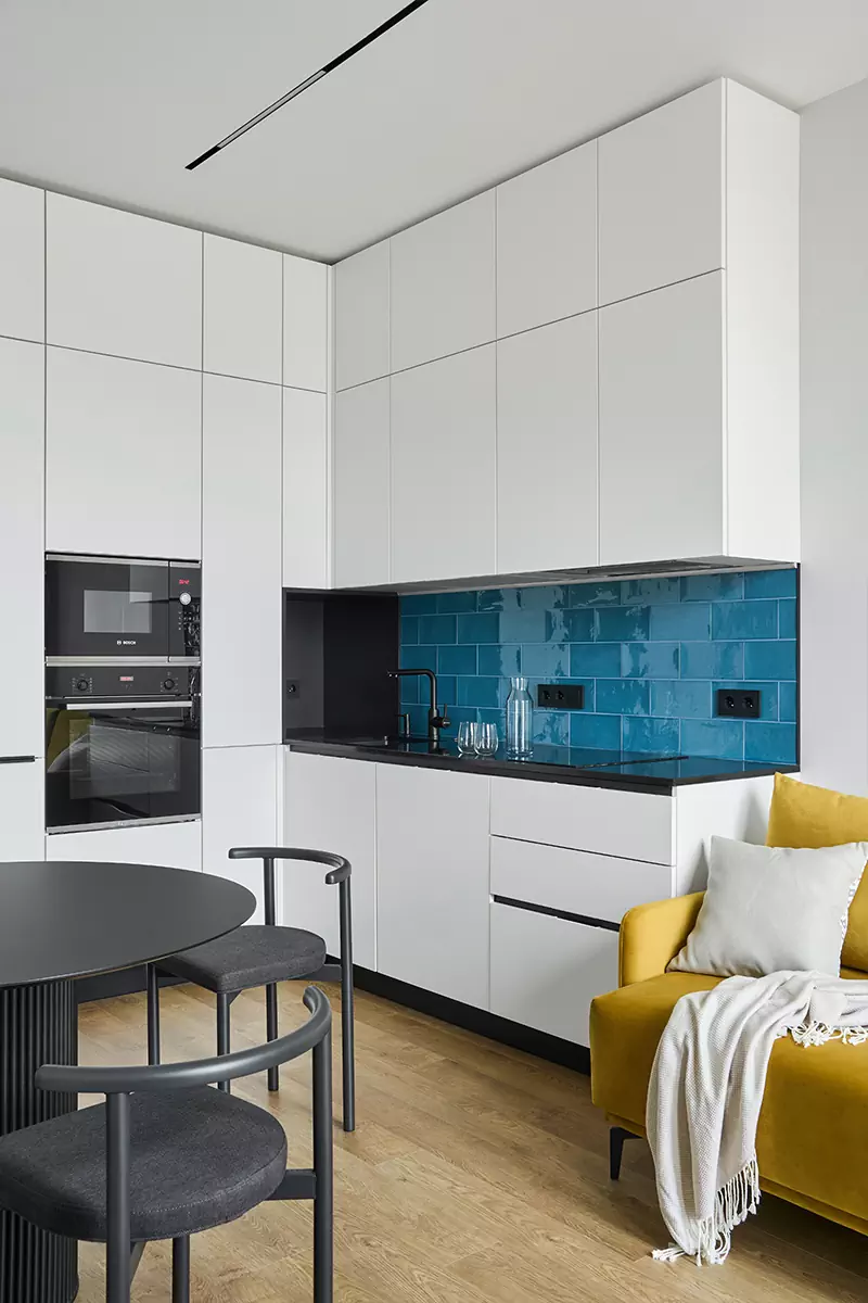 Морская синева и оттенки солнца в интерьере небольшой петербургской квартиры — проект Светланы Мамаенко