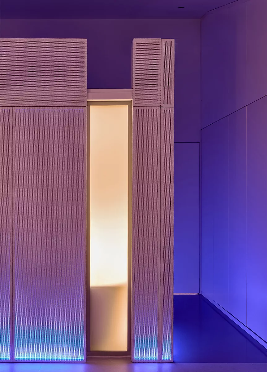 Строгие линии, искусство и изящные лестницы в интерьере отеля The Faces — проект DA bureau