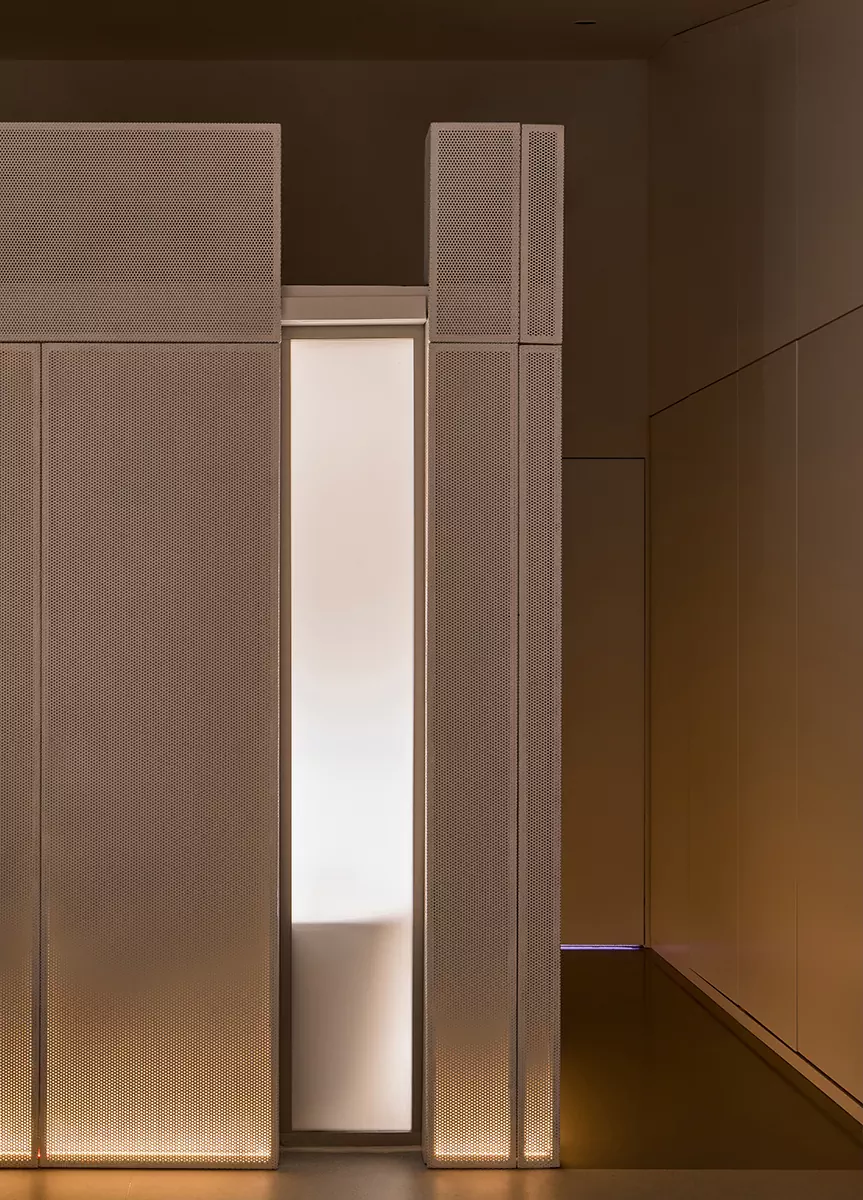 Строгие линии, искусство и изящные лестницы в интерьере отеля The Faces — проект DA bureau