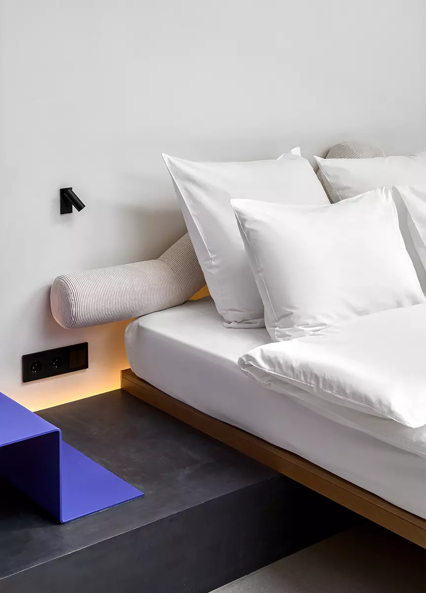 Строгие линии, искусство и изящные лестницы в интерьере отеля The Faces — проект DA bureau