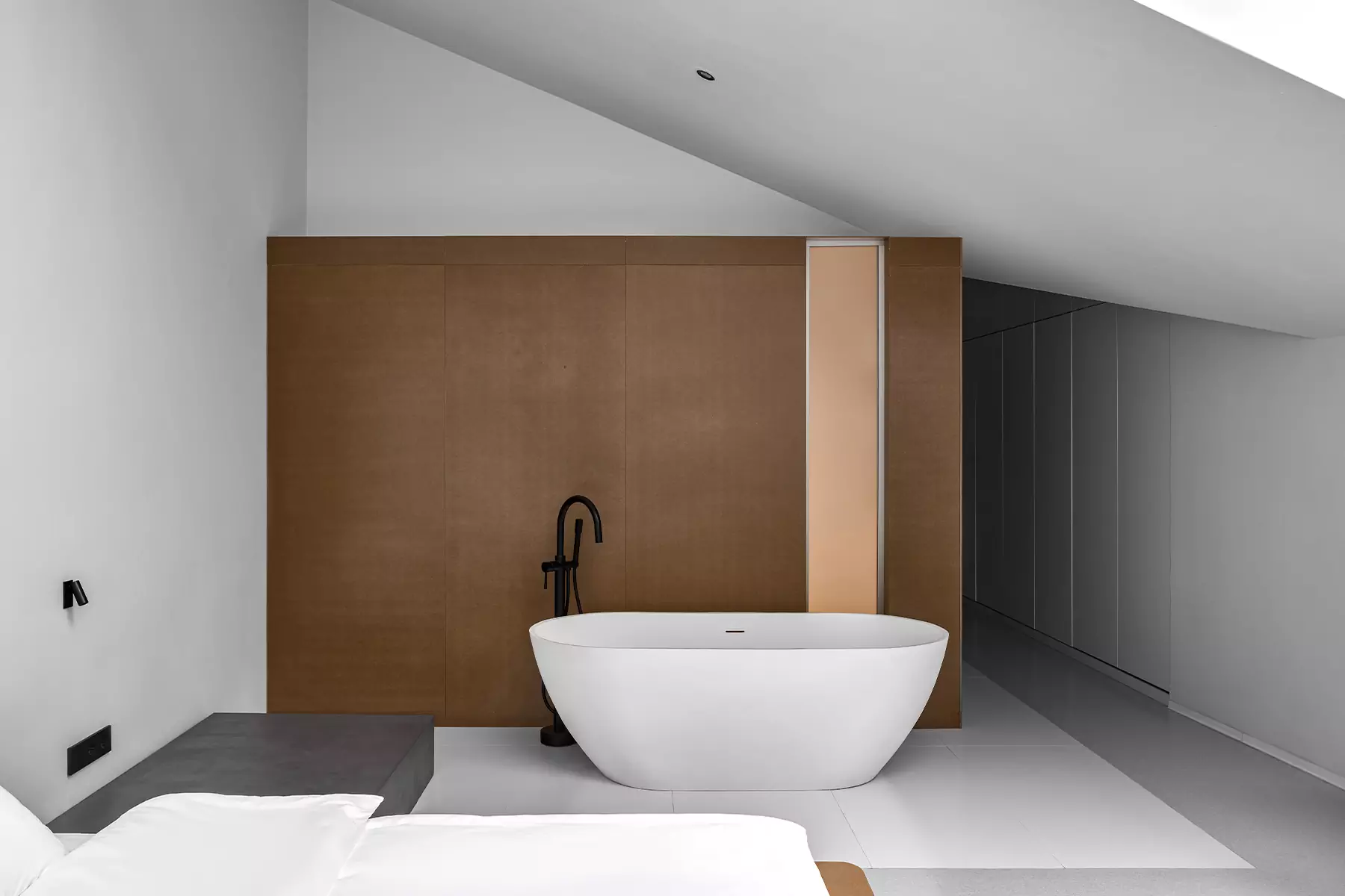 Строгие линии, искусство и изящные лестницы в интерьере отеля The Faces — проект DA bureau