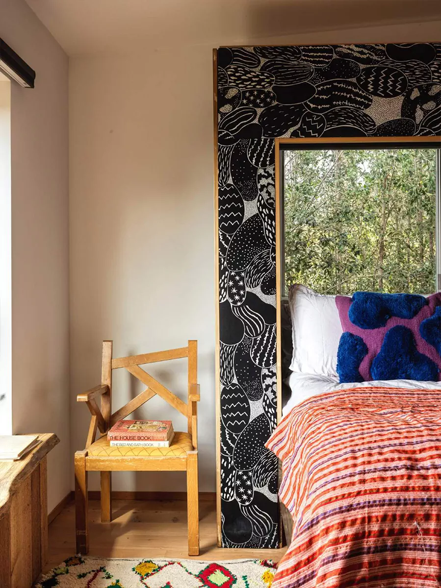 Иконы дизайна и памятные сувениры со съемок в интерьере дома для американского художника-постановщика — проект студии Lovers Unite