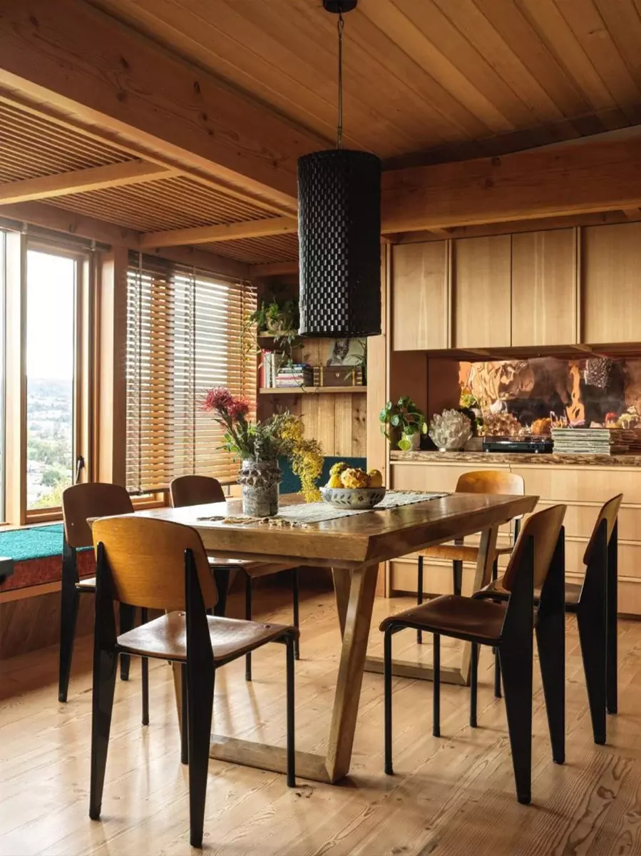 Иконы дизайна и памятные сувениры со съемок в интерьере дома для американского художника-постановщика — проект студии Lovers Unite