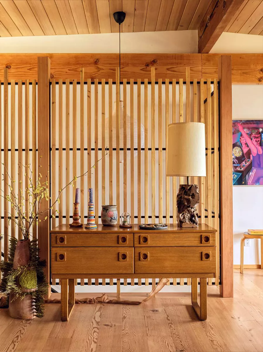 Иконы дизайна и памятные сувениры со съемок в интерьере дома для американского художника-постановщика — проект студии Lovers Unite