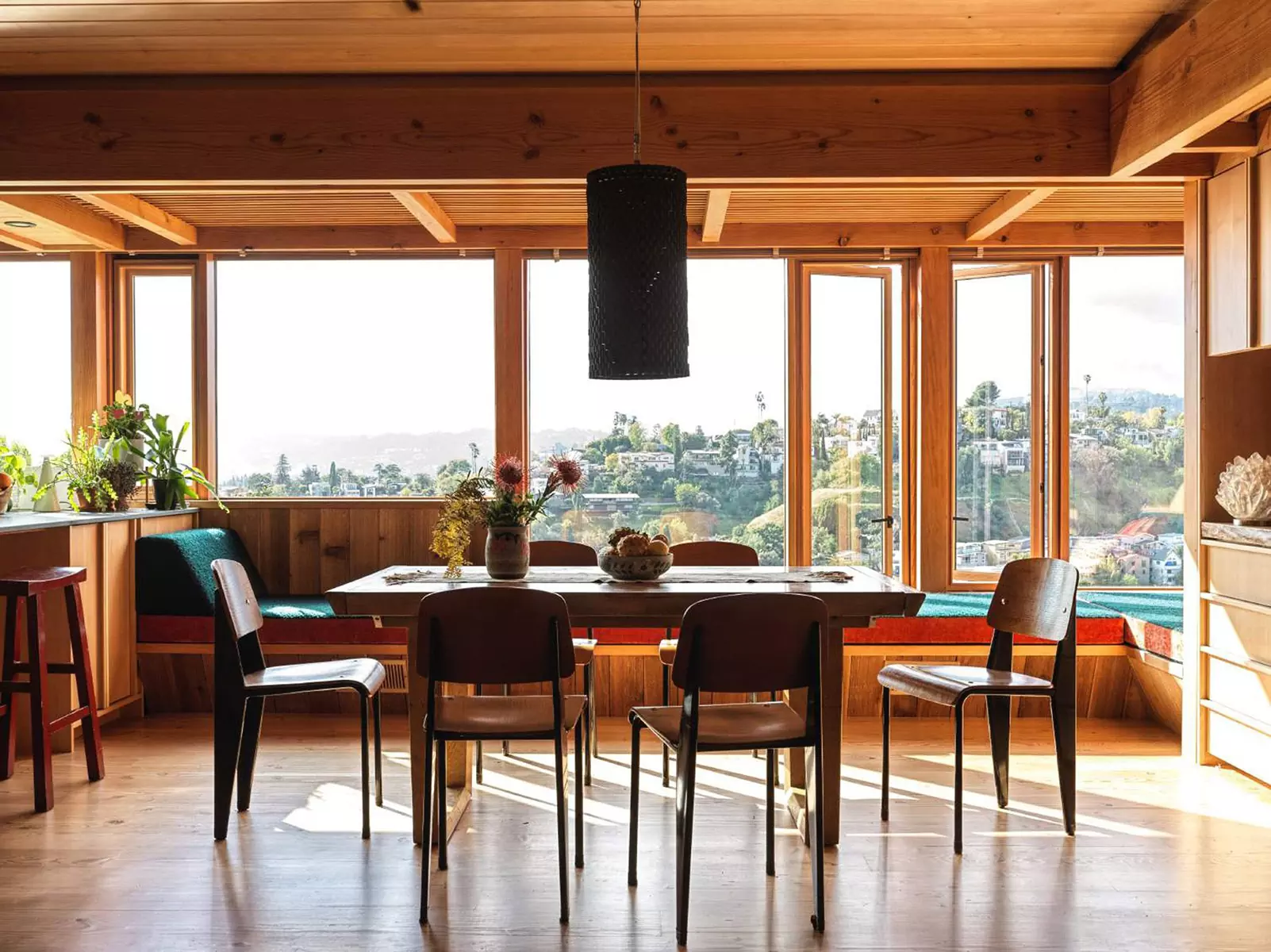 Иконы дизайна и памятные сувениры со съемок в интерьере дома для американского художника-постановщика — проект студии Lovers Unite