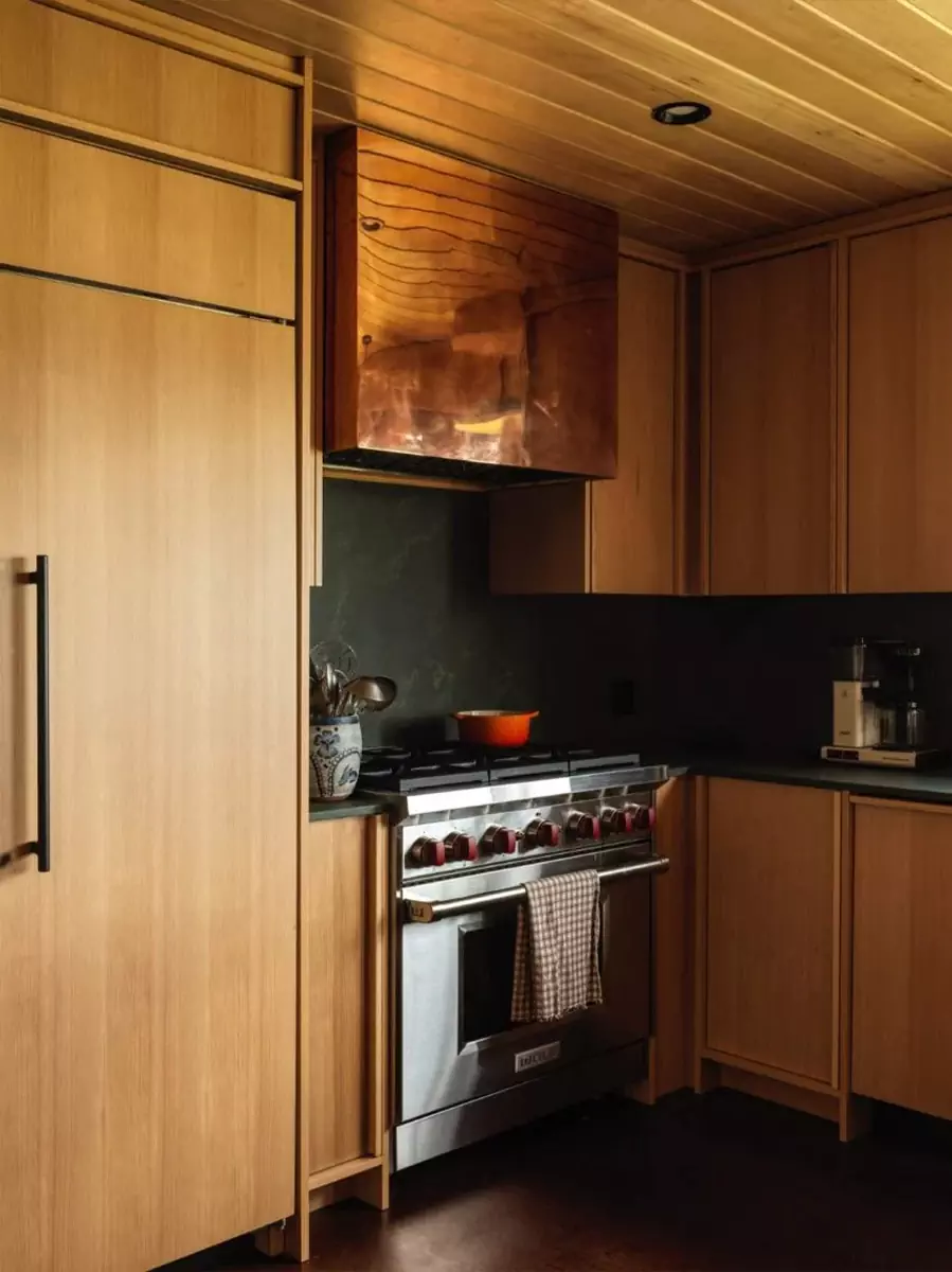 Иконы дизайна и памятные сувениры со съемок в интерьере дома для американского художника-постановщика — проект студии Lovers Unite