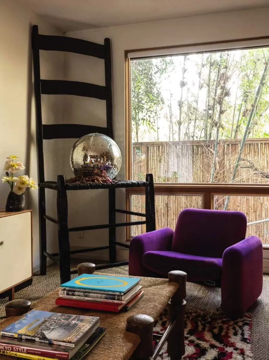 Иконы дизайна и памятные сувениры со съемок в интерьере дома для американского художника-постановщика — проект студии Lovers Unite