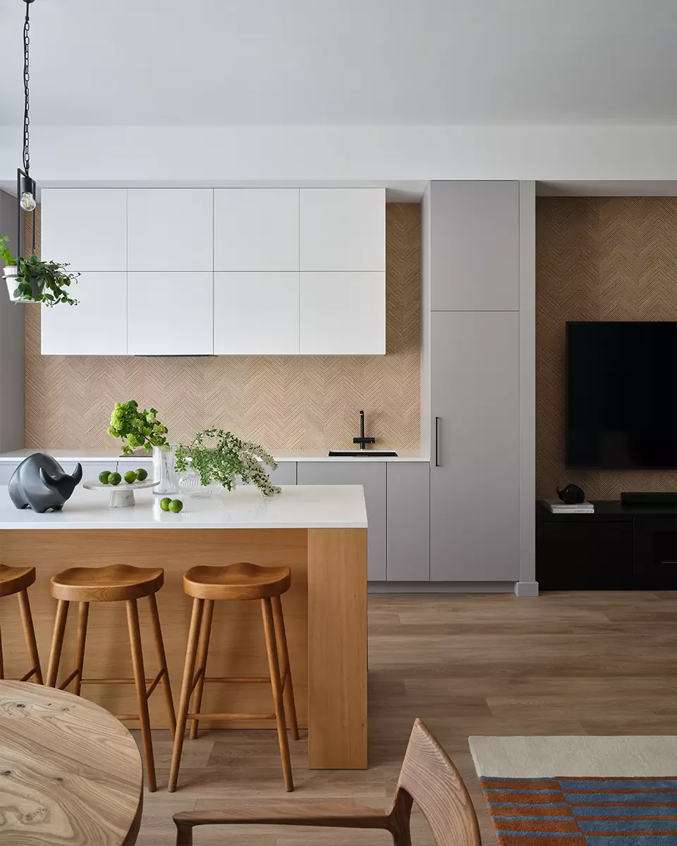 Наполненный теплом интерьер квартиры с уютным текстилем и живыми растениями — проект Дарьи Еникеевой