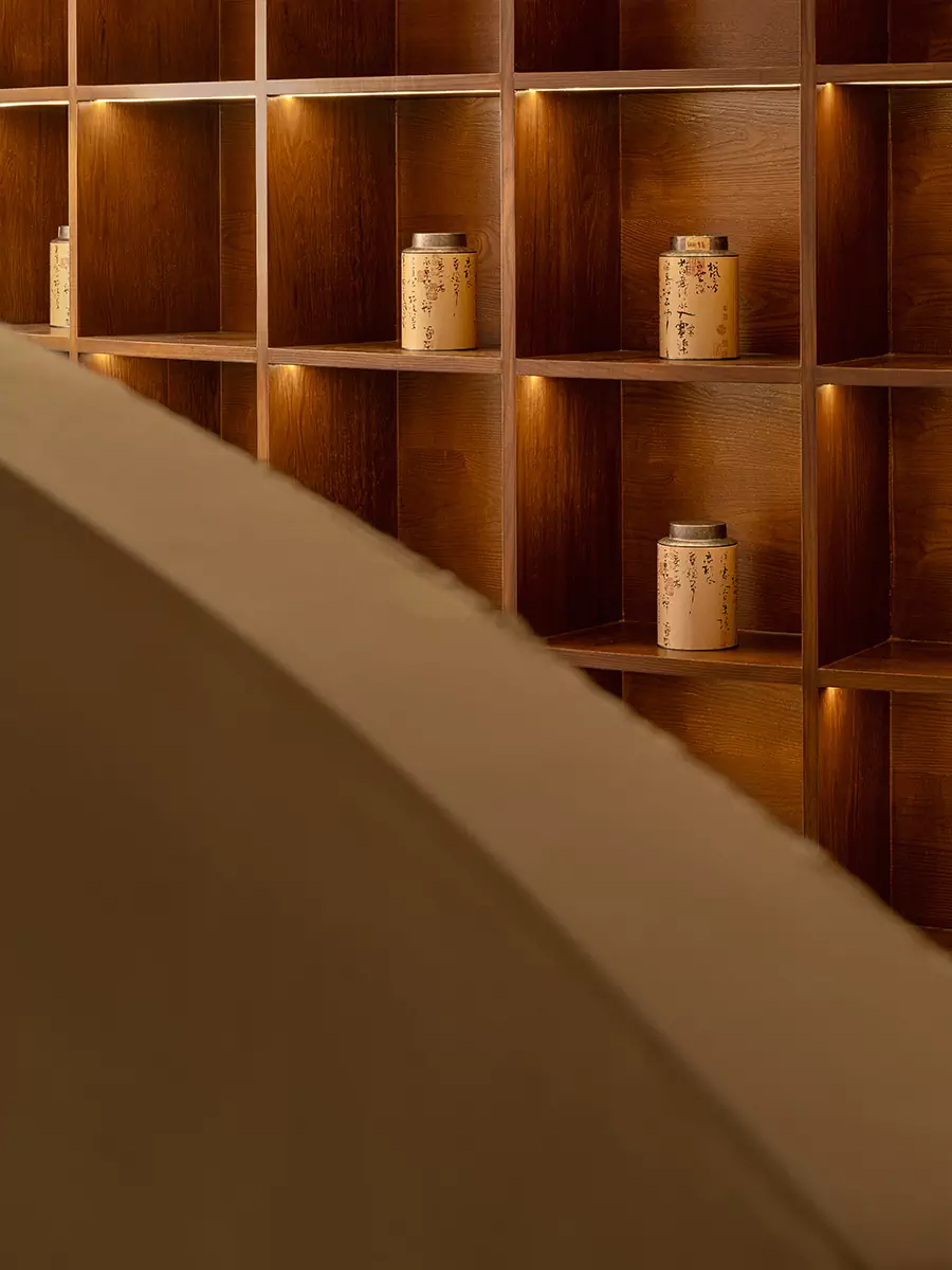 Органические формы и летящий текстиль в медитативном интерьере китайской чайной — проект студии Aurora Design