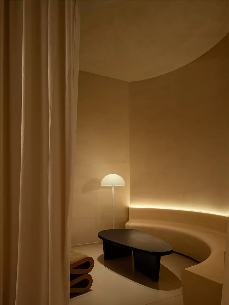 Органические формы и летящий текстиль в медитативном интерьере китайской чайной — проект студии Aurora Design