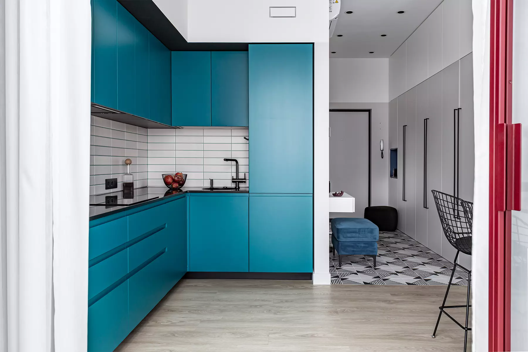 Бордовые перегородки и изумрудные детали в интерьере небольшой квартиры — проект DESIGNER ZDES