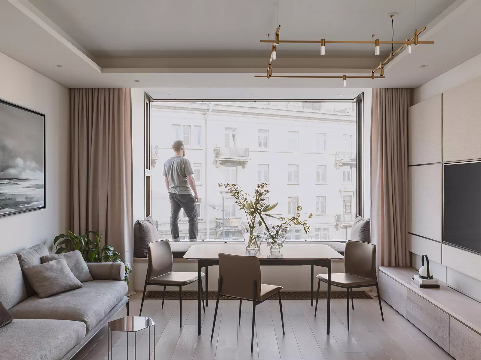 Эффектный камень, металл и латунь в интерьере семейной квартиры — проект дизайн-бюро Volves Interiors