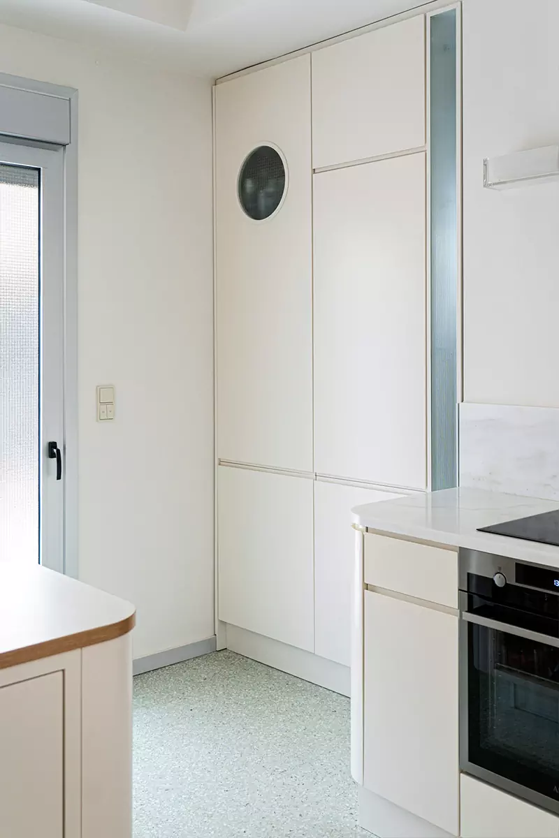 Модернистская палитра и спиральная планировка квартиры в Афинах — проект Ioanna Vlachaki Studio