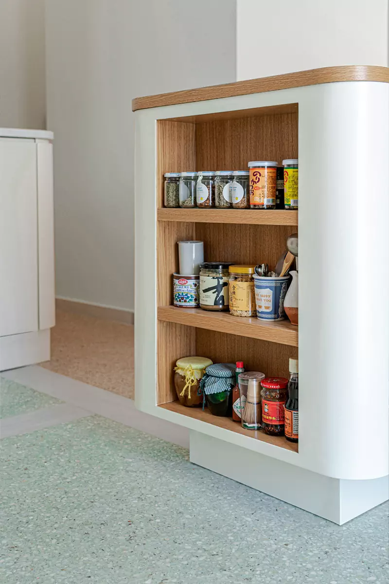 Модернистская палитра и спиральная планировка квартиры в Афинах — проект Ioanna Vlachaki Studio