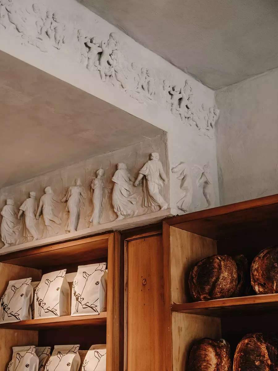 Игра контрастов: историческая лепнина и мебель из стали в уютной мадридской кофейне — проект Plantea Estudio