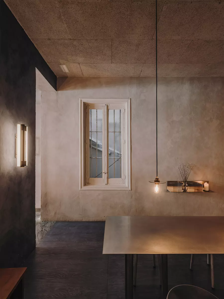 Игра контрастов: историческая лепнина и мебель из стали в уютной мадридской кофейне — проект Plantea Estudio