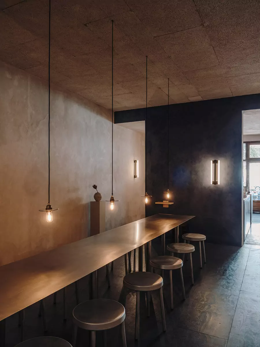 Игра контрастов: историческая лепнина и мебель из стали в уютной мадридской кофейне — проект Plantea Estudio