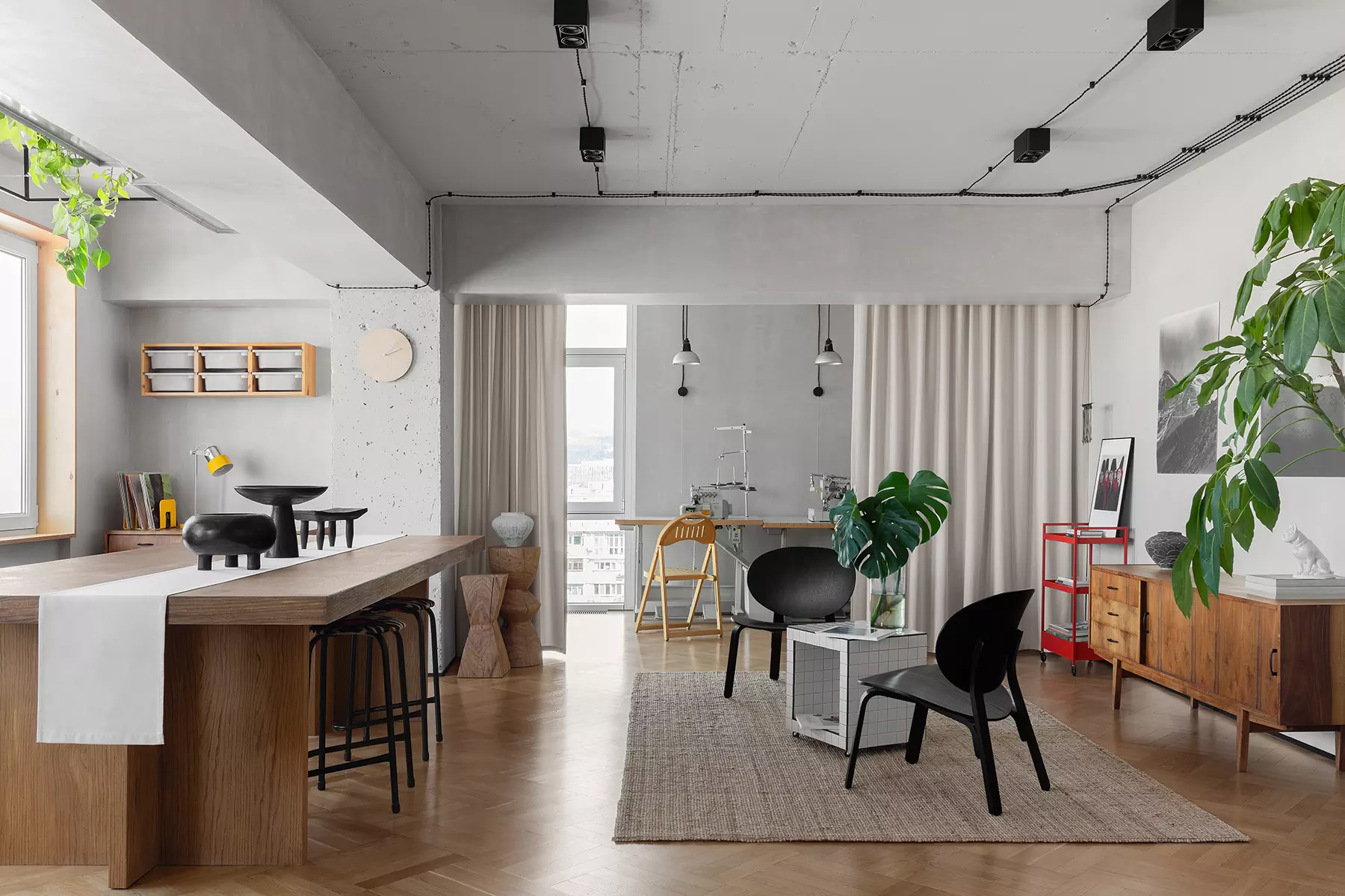 Эклектичный интерьер студии-ателье с авторским декором и росписью стен — проект Виктории Азербаевой