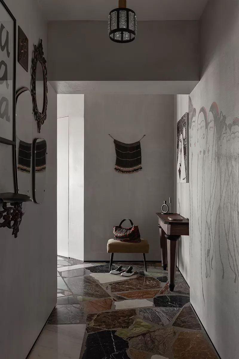 Эклектичный интерьер студии-ателье с авторским декором и росписью стен — проект Виктории Азербаевой