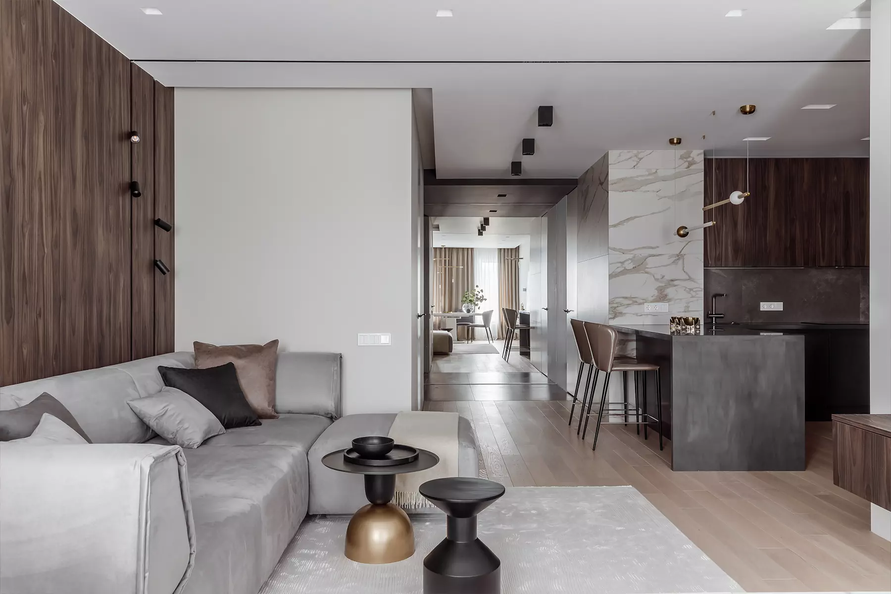 Графичный декор и работы локальных художников в интерьере квартиры для семьи из Воронежа — проект Оксаны Пирко