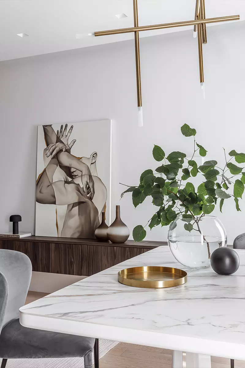 Графичный декор и работы локальных художников в интерьере квартиры для семьи из Воронежа — проект Оксаны Пирко