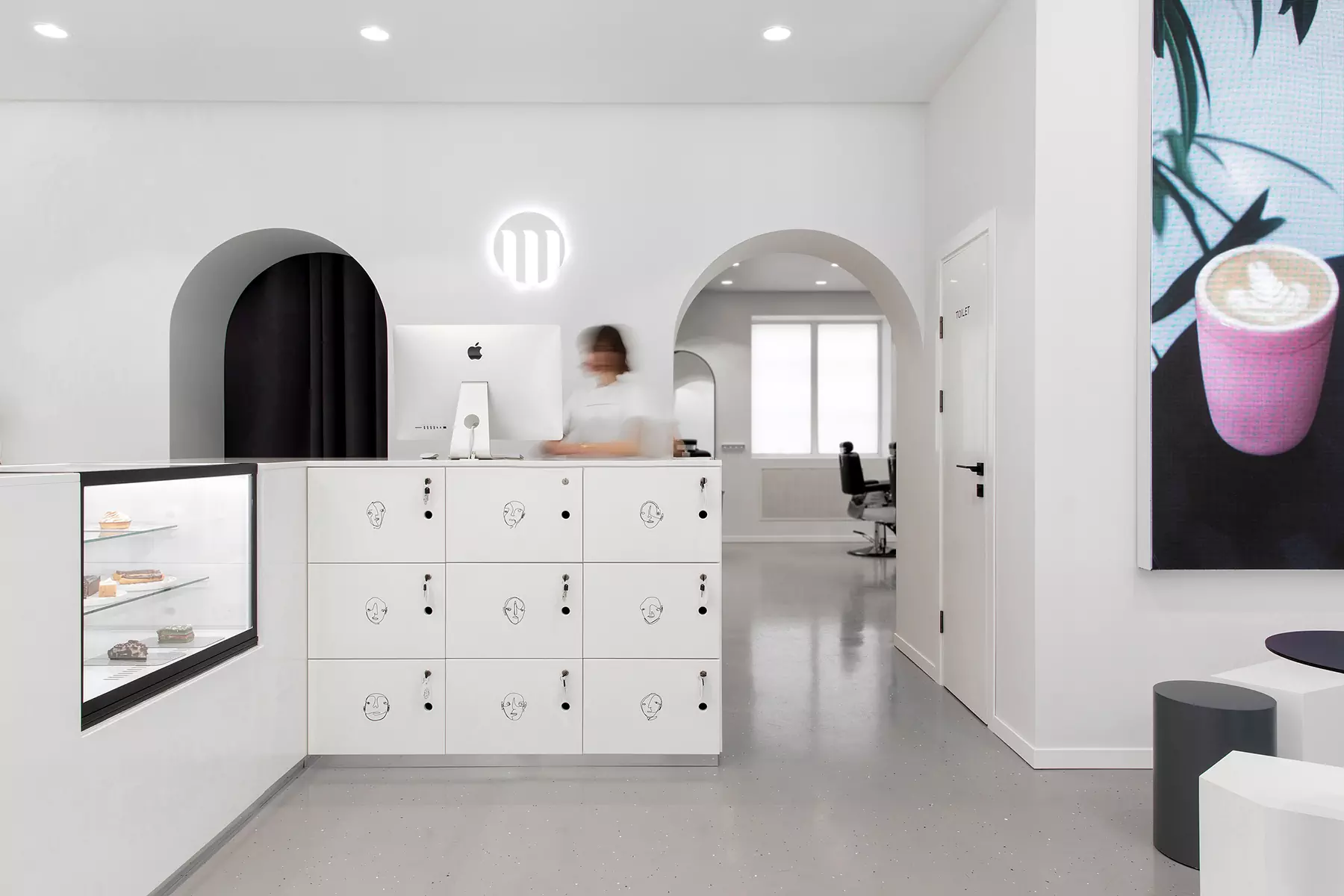 Светлый интерьер ростовской парикмахерской-кофейни с неоновыми деталями — проект Юлии Пасько