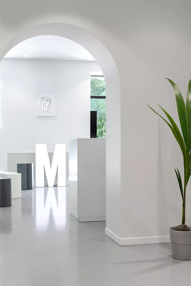 Светлый интерьер ростовской парикмахерской-кофейни с неоновыми деталями — проект Юлии Пасько