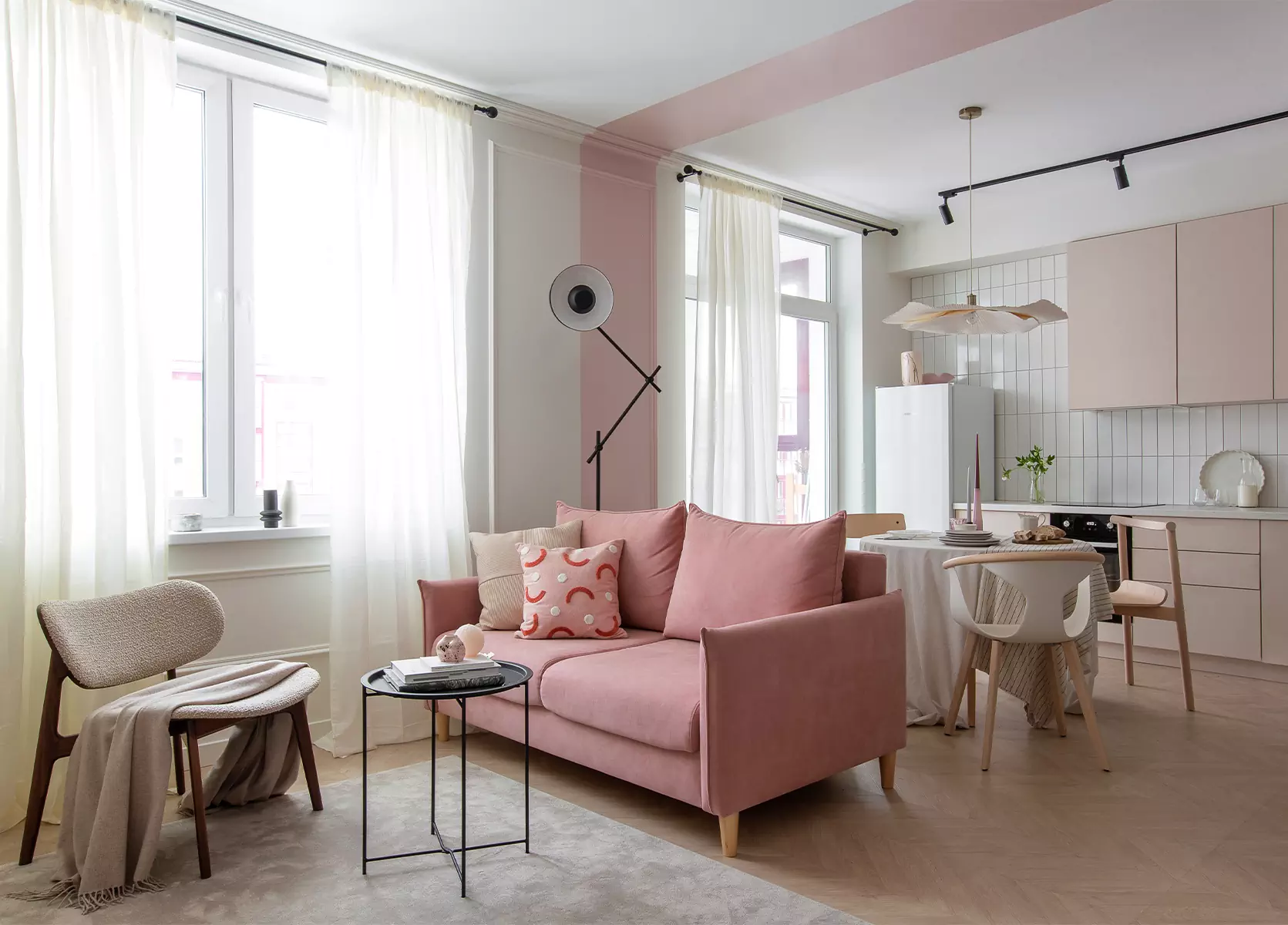 Легкий женственный интерьер с яркими акцентами и паркетом-елочкой — проект Маши Бондаренко