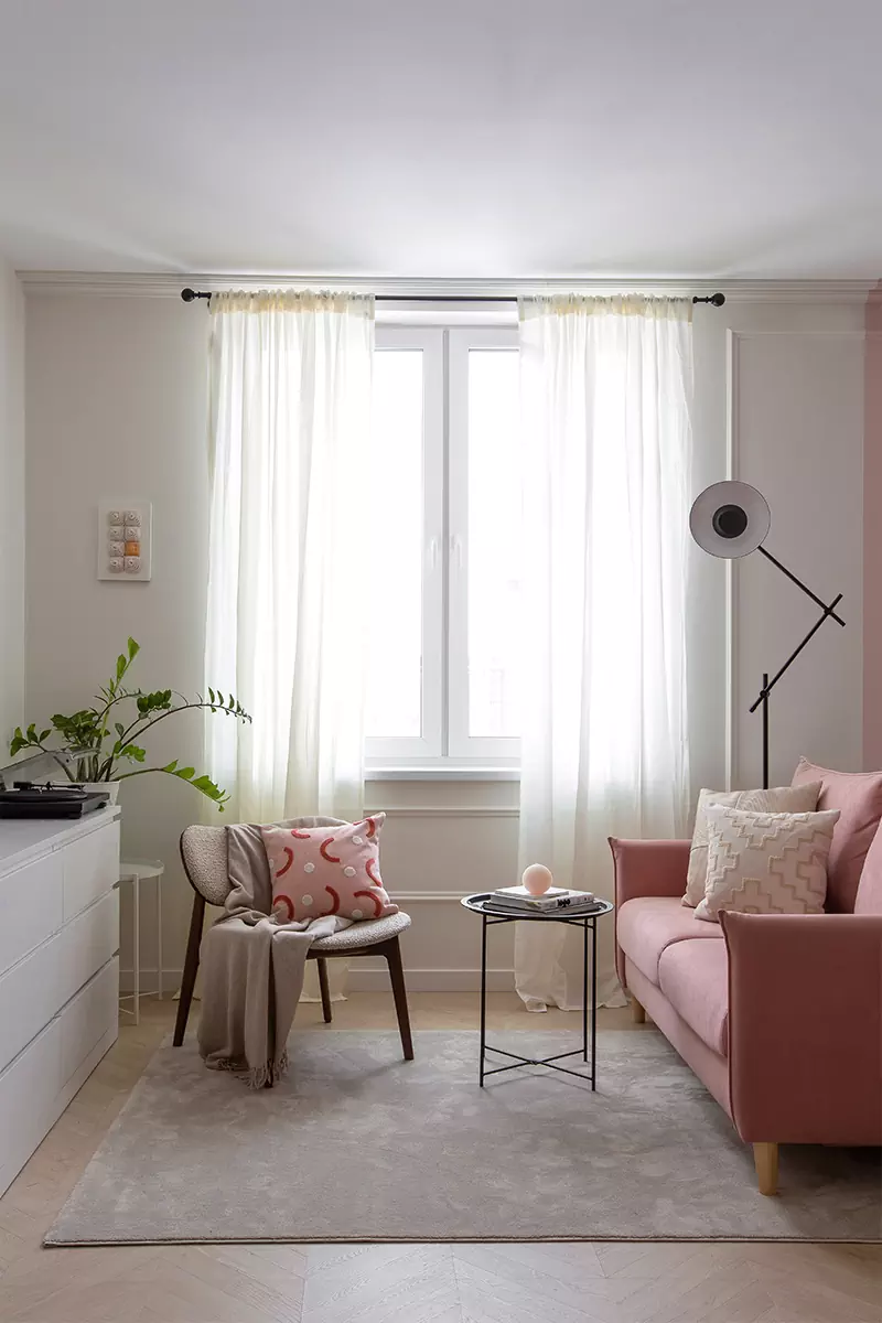 Легкий женственный интерьер с яркими акцентами и паркетом-елочкой — проект Маши Бондаренко