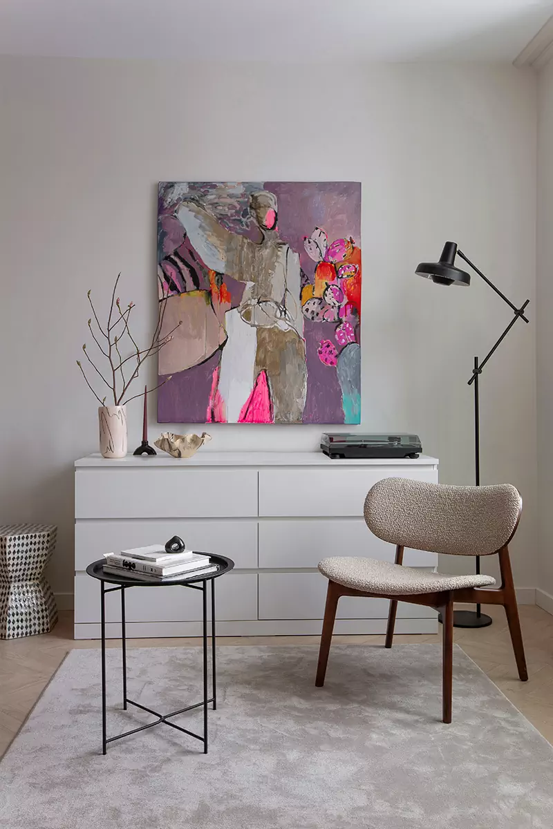 Легкий женственный интерьер с яркими акцентами и паркетом-елочкой — проект Маши Бондаренко