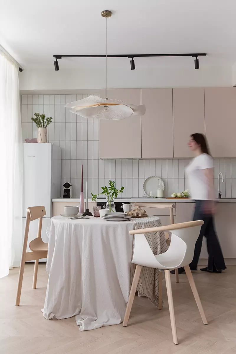 Легкий женственный интерьер с яркими акцентами и паркетом-елочкой — проект Маши Бондаренко