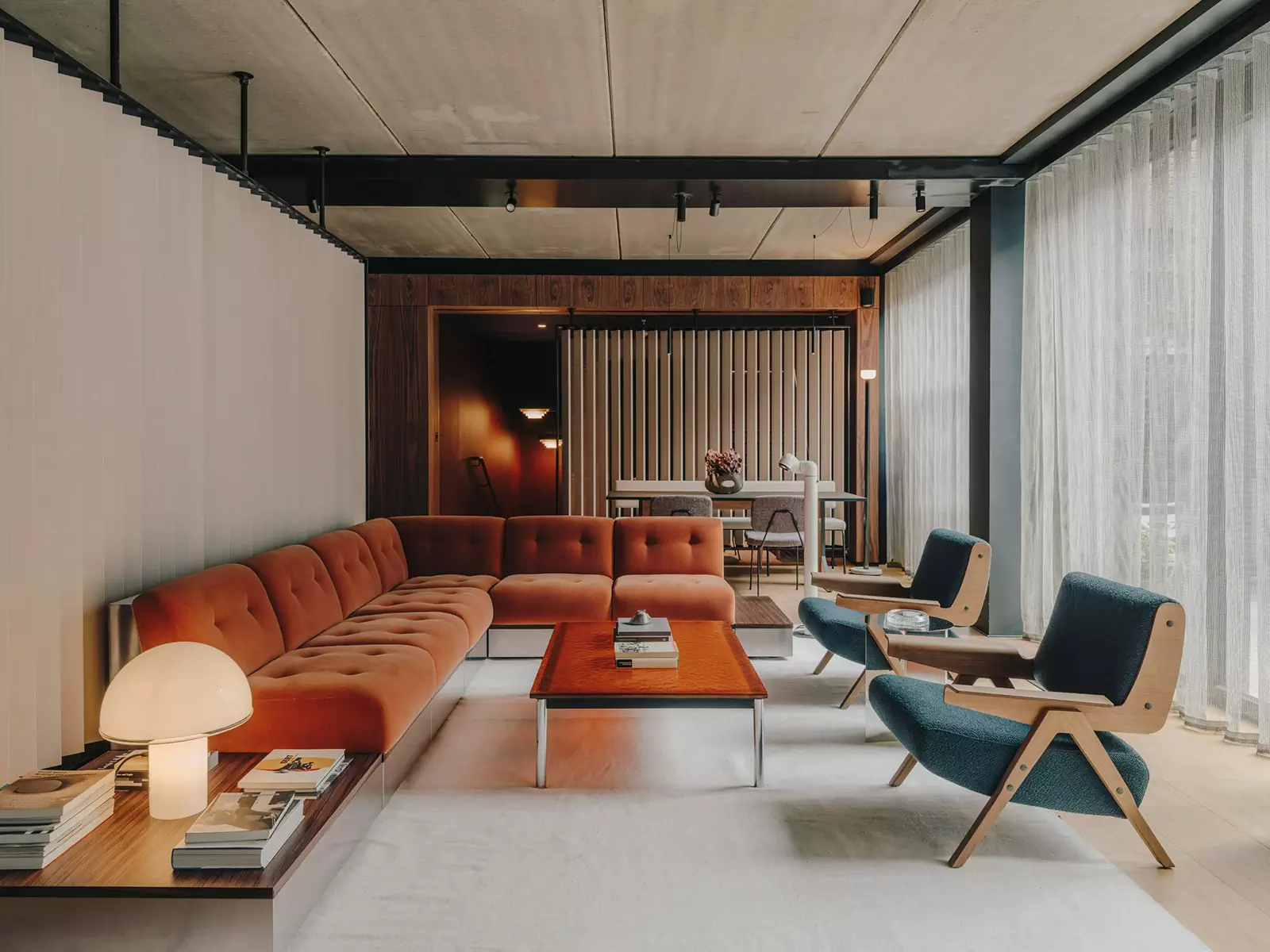 Мебель прошлого века и авторские детали в интерьере офиса для лондонского застройщика — проект Оскара Конена