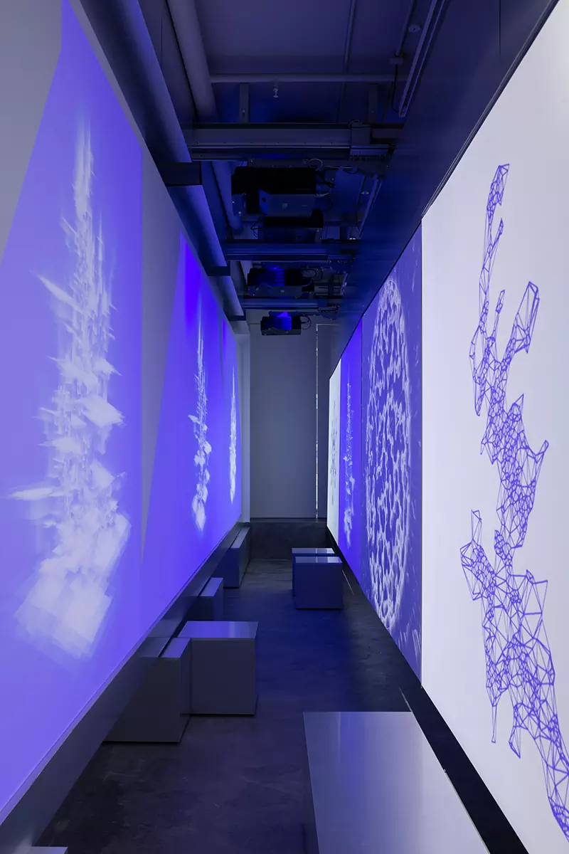 Динамичная подсветка и стальные стены в интерьере галереи фиджитал-искусства — проект студии Poisk Bureau