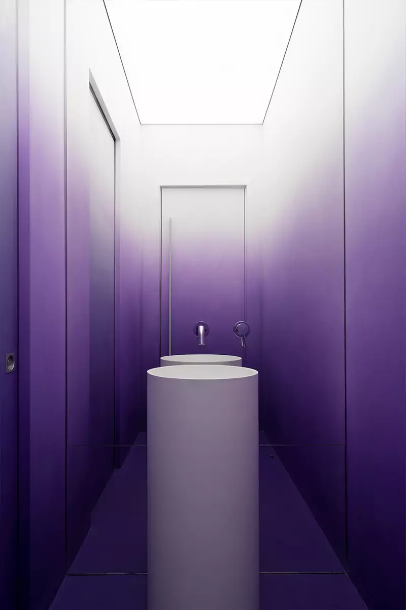 Динамичная подсветка и стальные стены в интерьере галереи фиджитал-искусства — проект студии Poisk Bureau