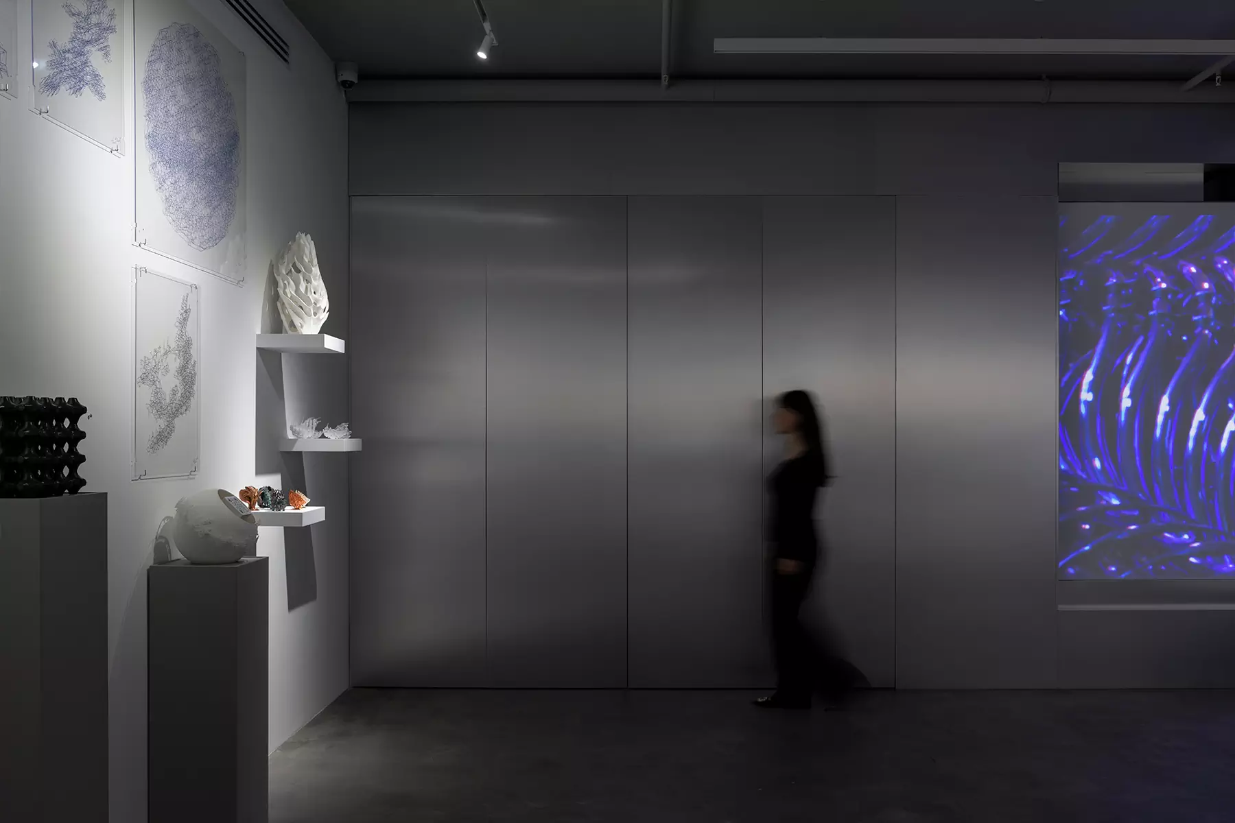 Динамичная подсветка и стальные стены в интерьере галереи фиджитал-искусства — проект студии Poisk Bureau