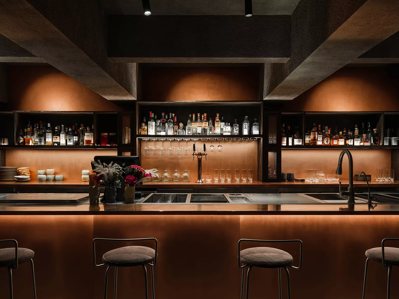 Тактильные материалы в интерьере коктейльного бара с перуанскими корнями — проект бюро Static Aesthetic Architects
