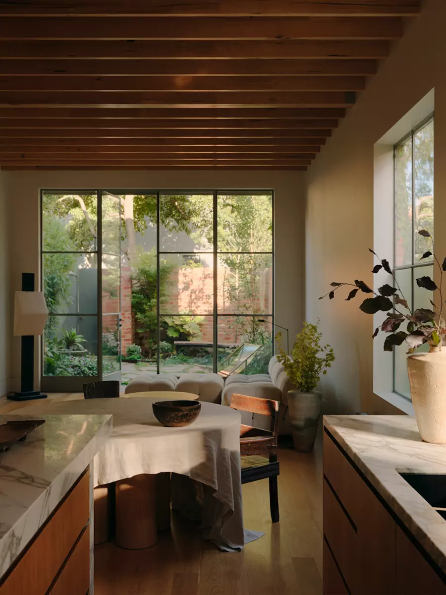 Безупречная симметрия в интерьере частного дома в Мельбурне — проект Оливера дю Пюи