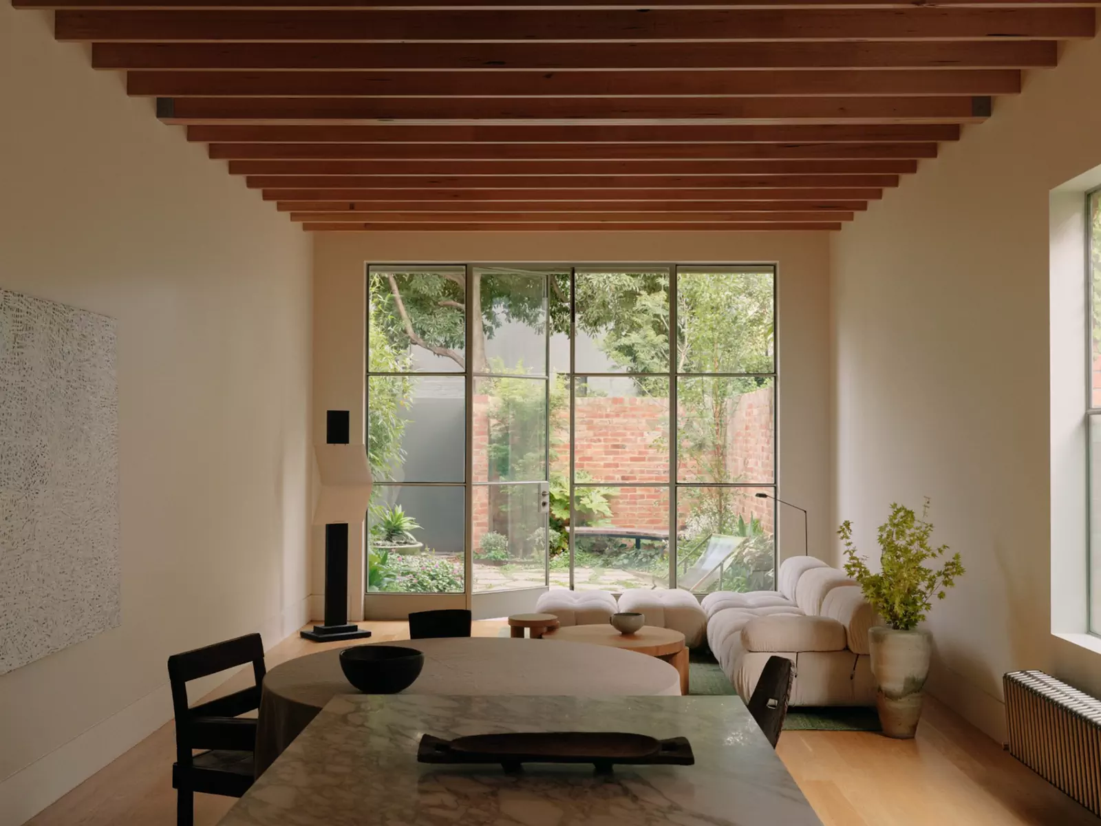 Безупречная симметрия в интерьере частного дома в Мельбурне — проект Оливера дю Пюи