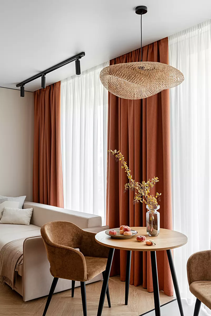 Тонированный шпон дуба и яркий текстиль в красочном интерьере квартиры площадью 25 кв. м. – проект Карине Мхитарян