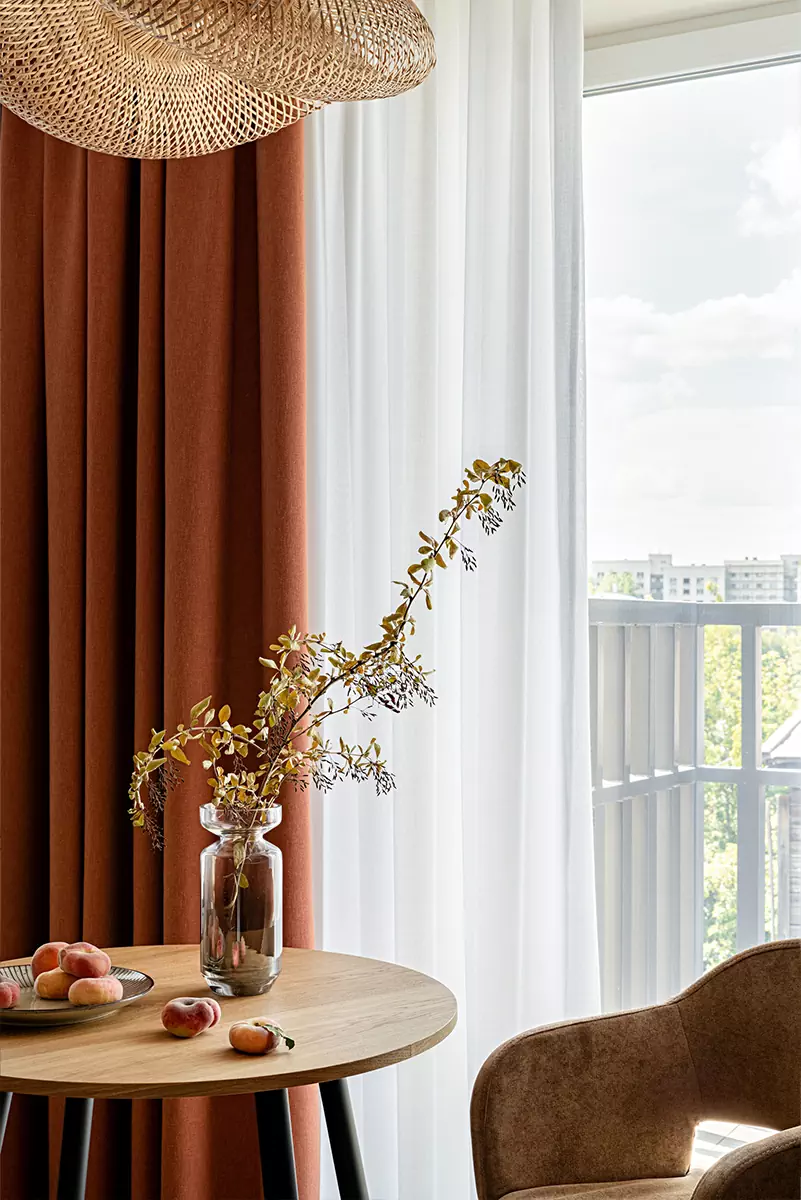 Тонированный шпон дуба и яркий текстиль в красочном интерьере квартиры площадью 25 кв. м. – проект Карине Мхитарян