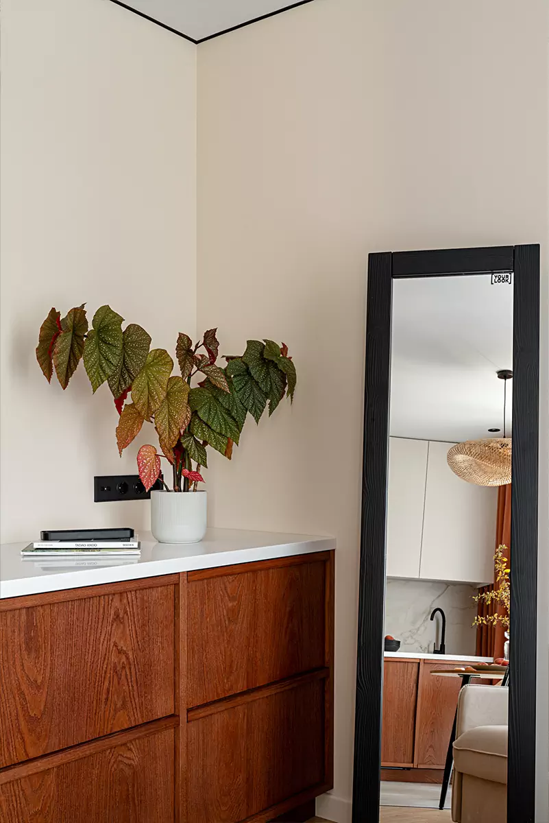 Тонированный шпон дуба и яркий текстиль в красочном интерьере квартиры площадью 25 кв. м. – проект Карине Мхитарян