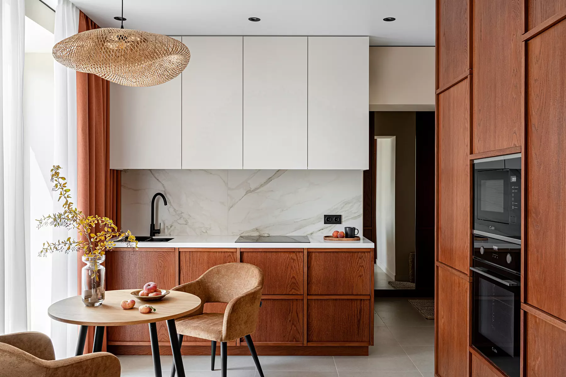 Тонированный шпон дуба и яркий текстиль в красочном интерьере квартиры площадью 25 кв. м. – проект Карине Мхитарян