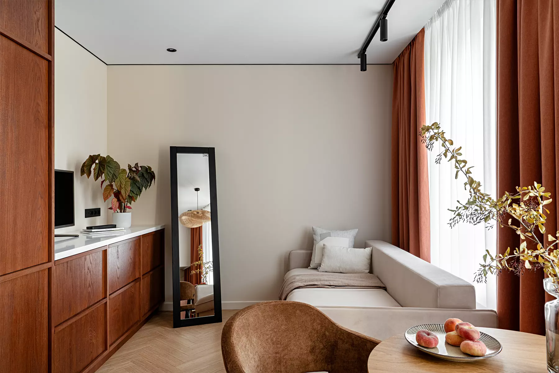 Тонированный шпон дуба и яркий текстиль в красочном интерьере квартиры площадью 25 кв. м. – проект Карине Мхитарян