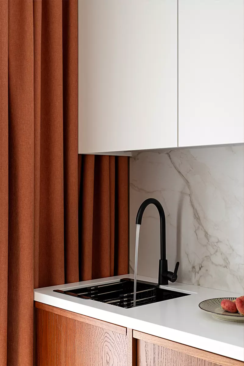 Тонированный шпон дуба и яркий текстиль в красочном интерьере квартиры площадью 25 кв. м. – проект Карине Мхитарян