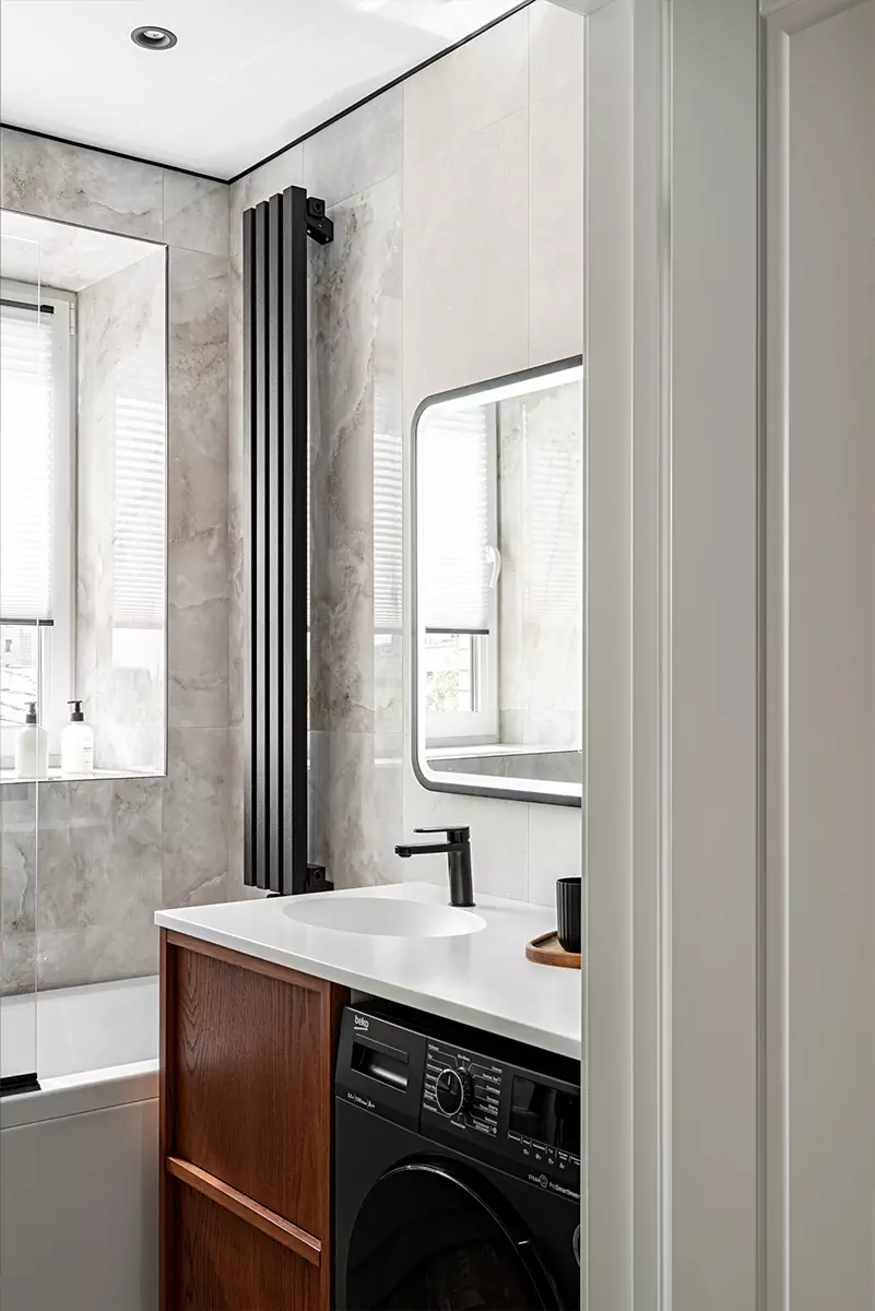 Тонированный шпон дуба и яркий текстиль в красочном интерьере квартиры площадью 25 кв. м. – проект Карине Мхитарян