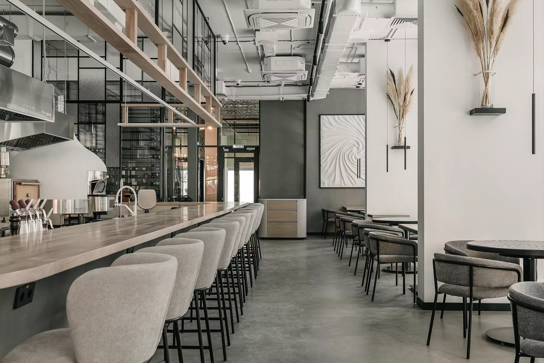 Воздушный интерьер модного гастрономического пространства в Тюмени — проект Анастасии Суховой